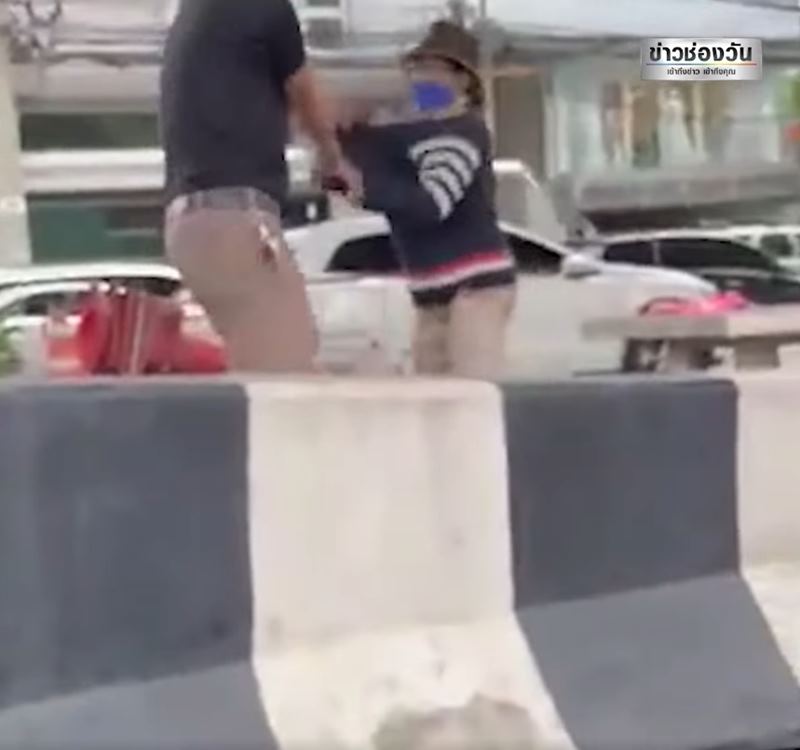 คนเมากาวทุบกระจกรถ