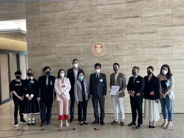 น้องไข่เน่า Onlyfans เข้าสภายื่นเรื่องหนังโป๊ถูกกฎหมาย   