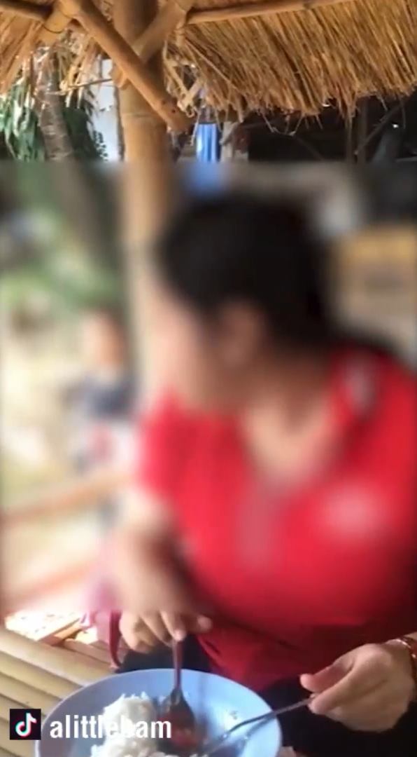 เด็กปาหินใส่แม่นั่งดู