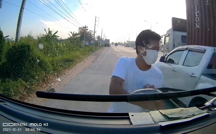 จอดฉี่ข้างทาง หวิดโดนรถชน