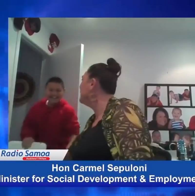 รัฐมนตรีนิวซีแลนด์ เจอลูกชายป่วนออกกล้อง