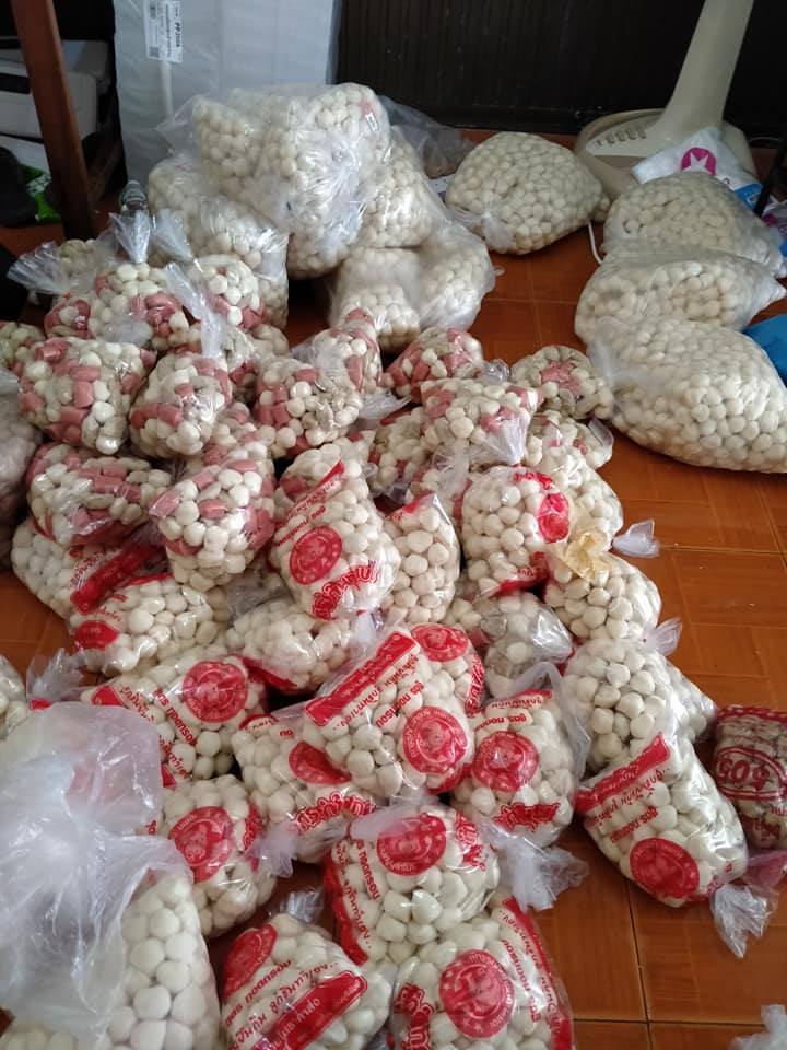 ลูกชิ้นยืนกิน