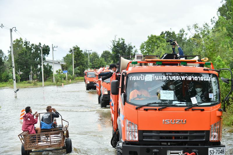 ประยุทธ์ ลุยน้ำท่วมสุโขทัย