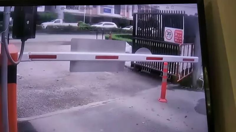 ไรเดอร์ชนไม้กั้นพัง