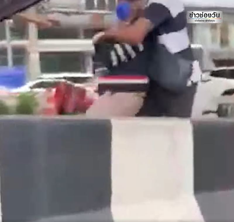 คนเมากาวทุบกระจกรถ