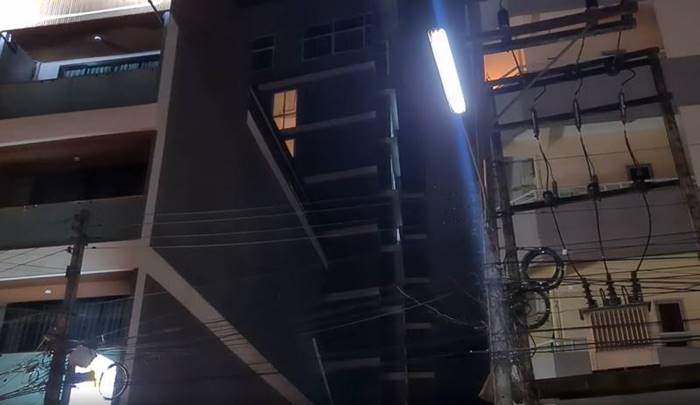 นักศึกษาแพทย์คิดสั้นจะกระโดดตึก 