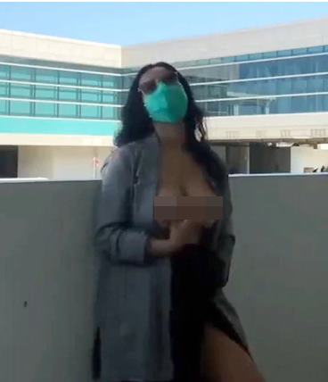 สาวเปลือยอกในสนามบินอินโดนีเซีย