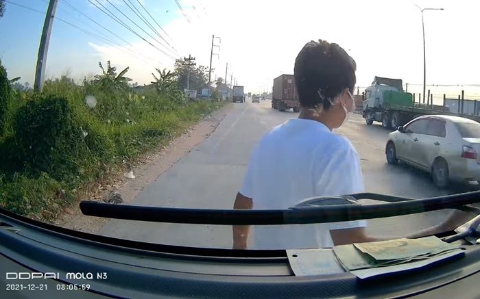 จอดฉี่ข้างทาง หวิดโดนรถชน