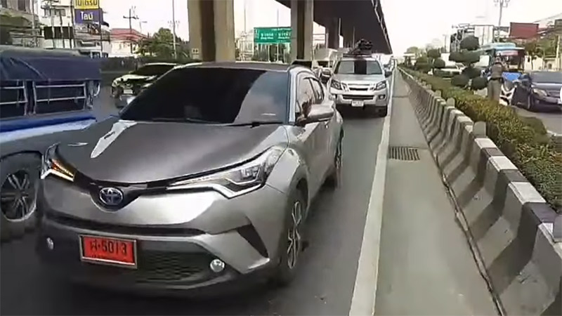 เหล็กพุ่งเสียบเก๋งป้ายแดง