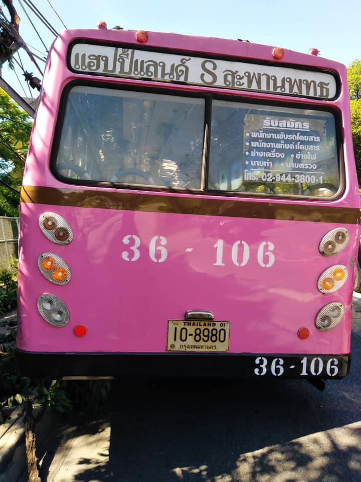 รถเมล์สาย 8 ชนเสาไฟฟ้าล้ม 6 ต้น