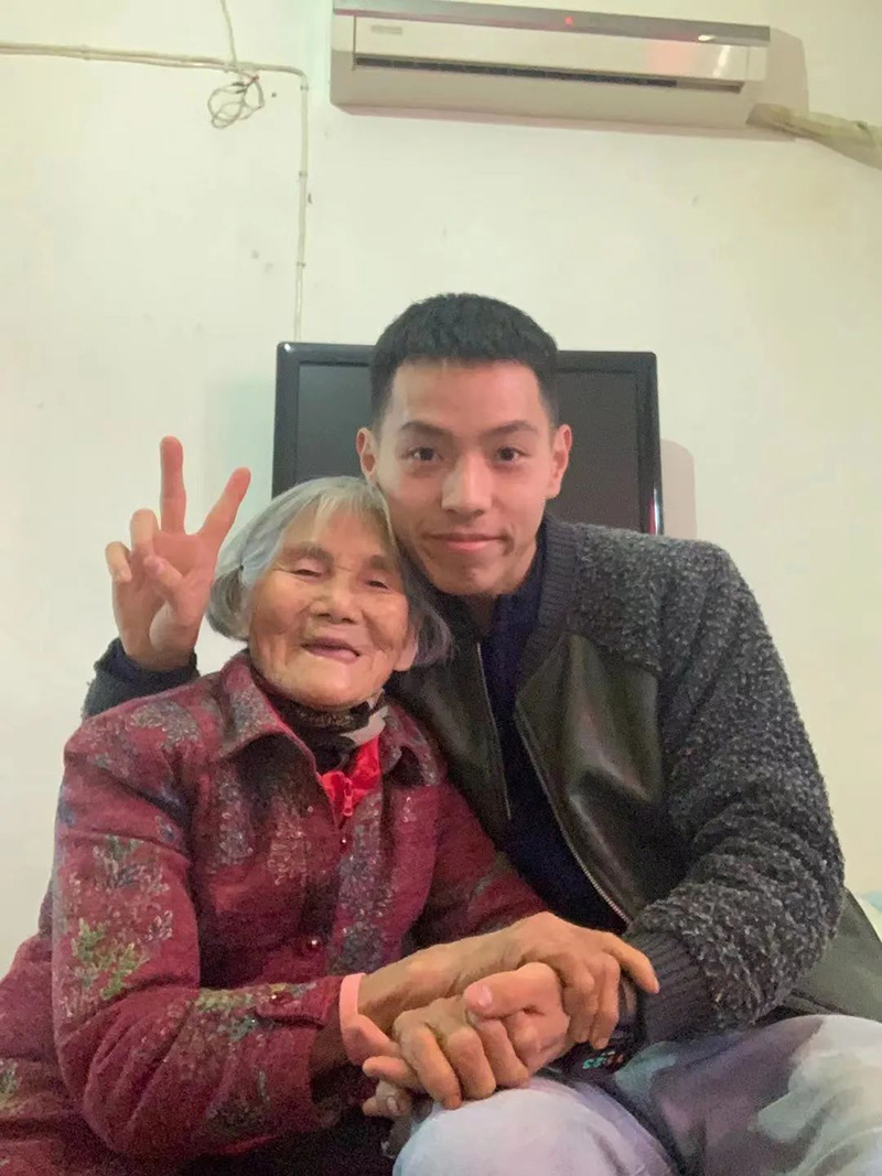 รูปแต่งงาน ยาย 85 กับหนุ่ม 24