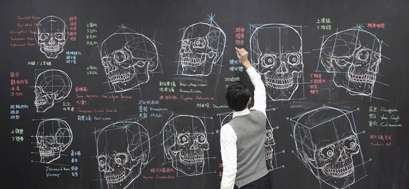 ครูวาดภาพศิลปะ บนกระดานดำ