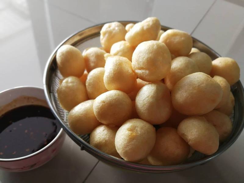 ลูกชิ้นยืนกิน