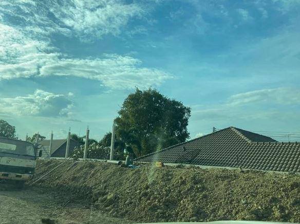 เพื่อนบ้านถมดินสูงมิดหลังคา