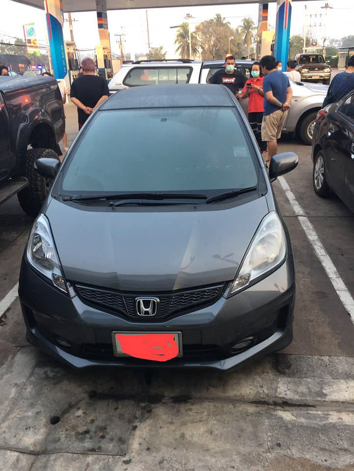 เก๋งขับรถลากศพปริศนา