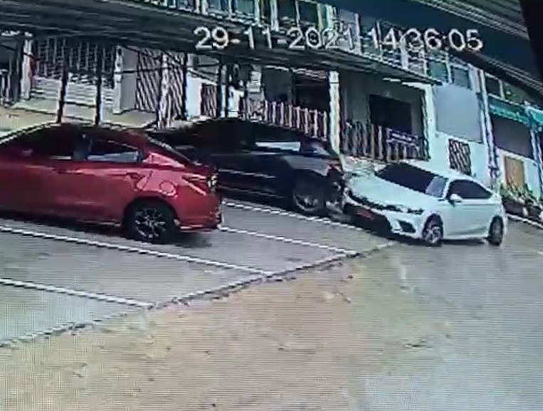 นักศึกษาแพทย์คิดสั้นจะกระโดดตึก 