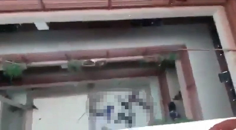 นักศึกษาตกระเบียงมหาลัย