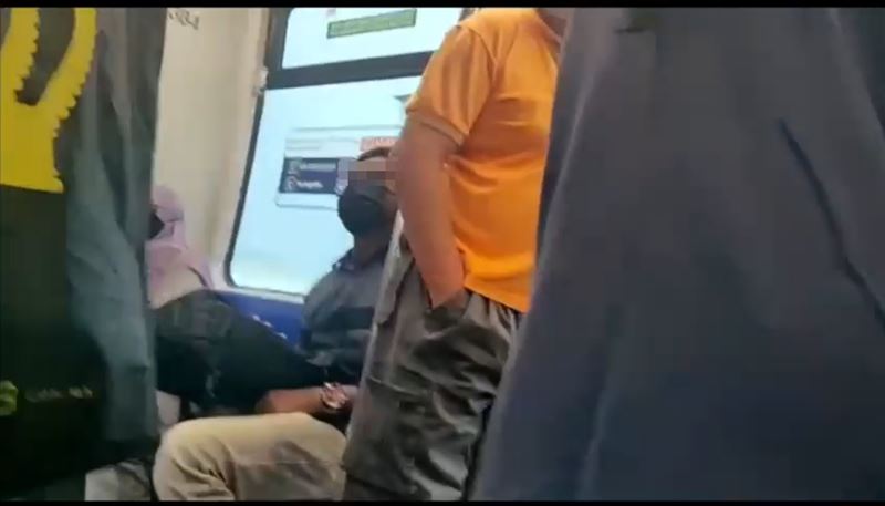 หนุ่มโรคจิตช่วยตัวเองบนรถไฟฟ้า