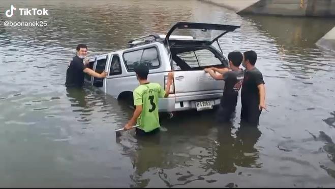 รถตกคลอง