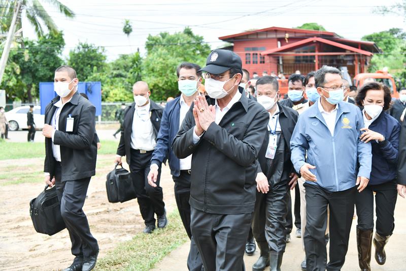 ประยุทธ์ ลุยน้ำท่วมสุโขทัย