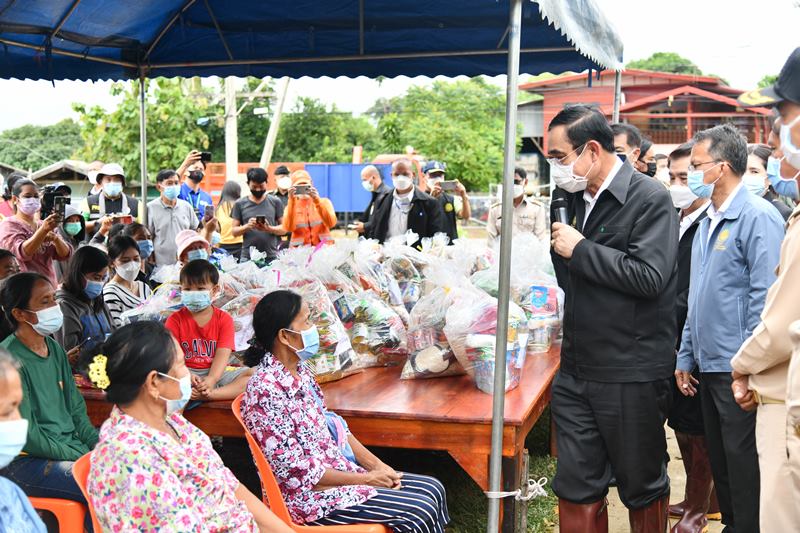 ประยุทธ์ ลุยน้ำท่วมสุโขทัย