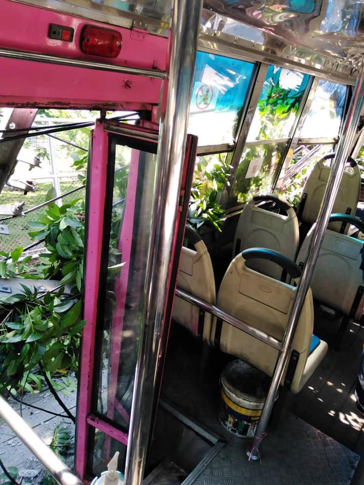 รถเมล์สาย 8 ชนเสาไฟฟ้าล้ม 6 ต้น