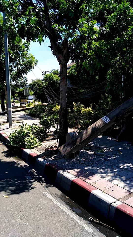 รถเมล์สาย 8 ชนเสาไฟฟ้าล้ม 6 ต้น