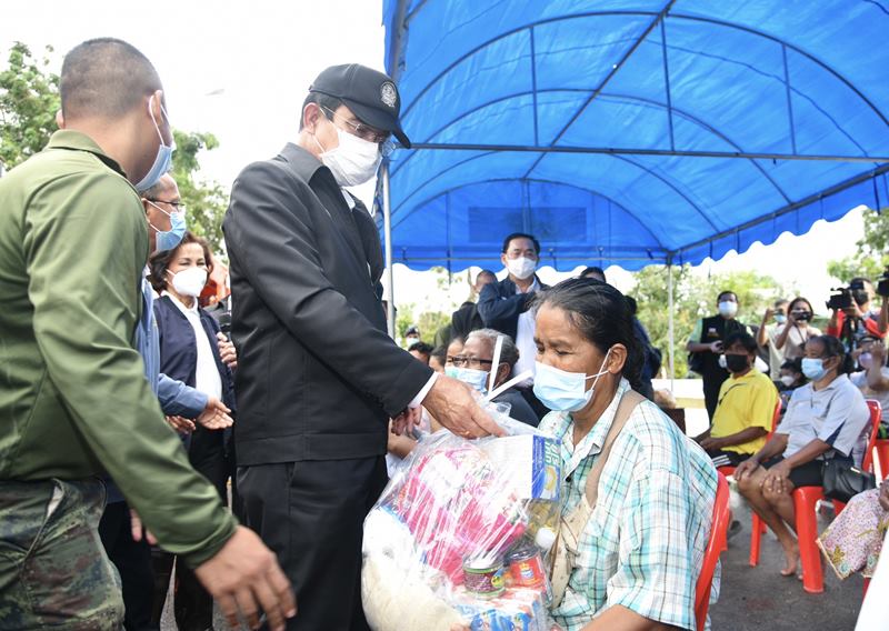 ประยุทธ์ ลุยน้ำท่วมสุโขทัย