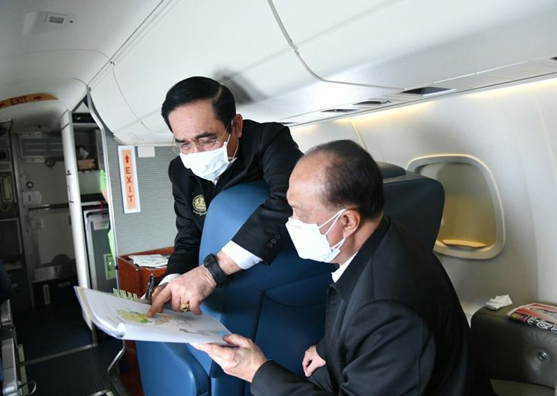 ประยุทธ์ ลุยน้ำท่วมสุโขทัย