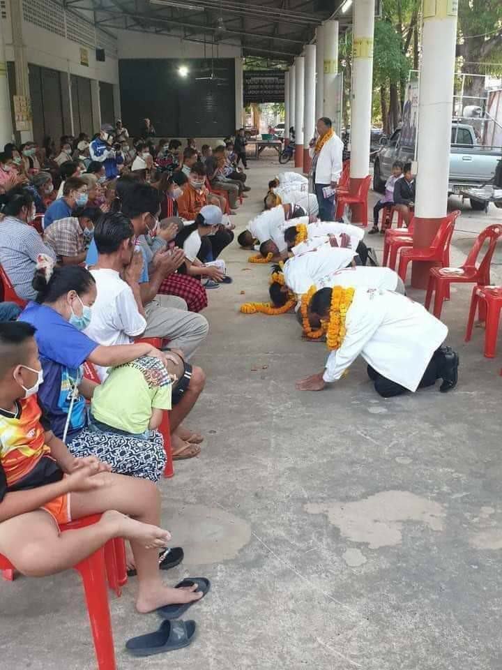 ผู้สมัครเลือกตั้ง สท. ก้มกราบประชาชน