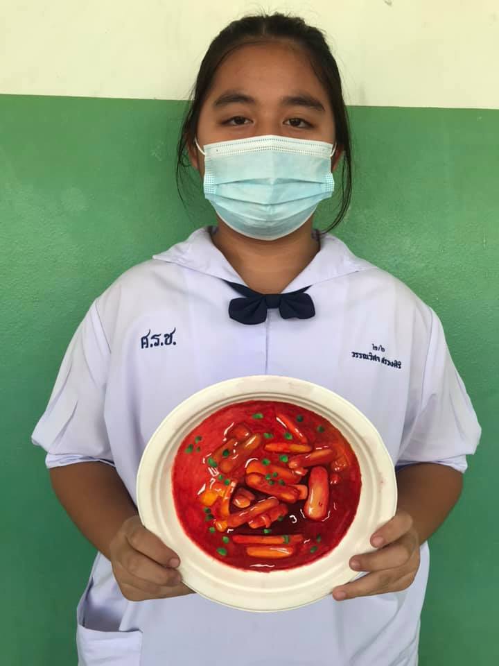 เด็ก ม.2 วาดภาพสวยบนจานกระดาษ