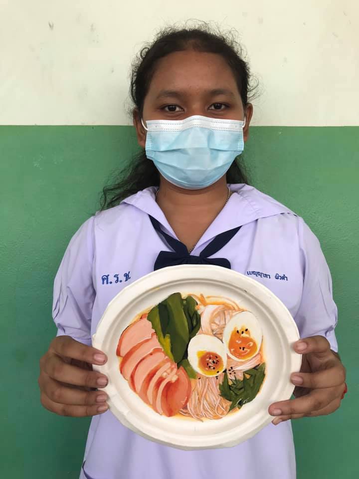 เด็ก ม.2 วาดภาพสวยบนจานกระดาษ