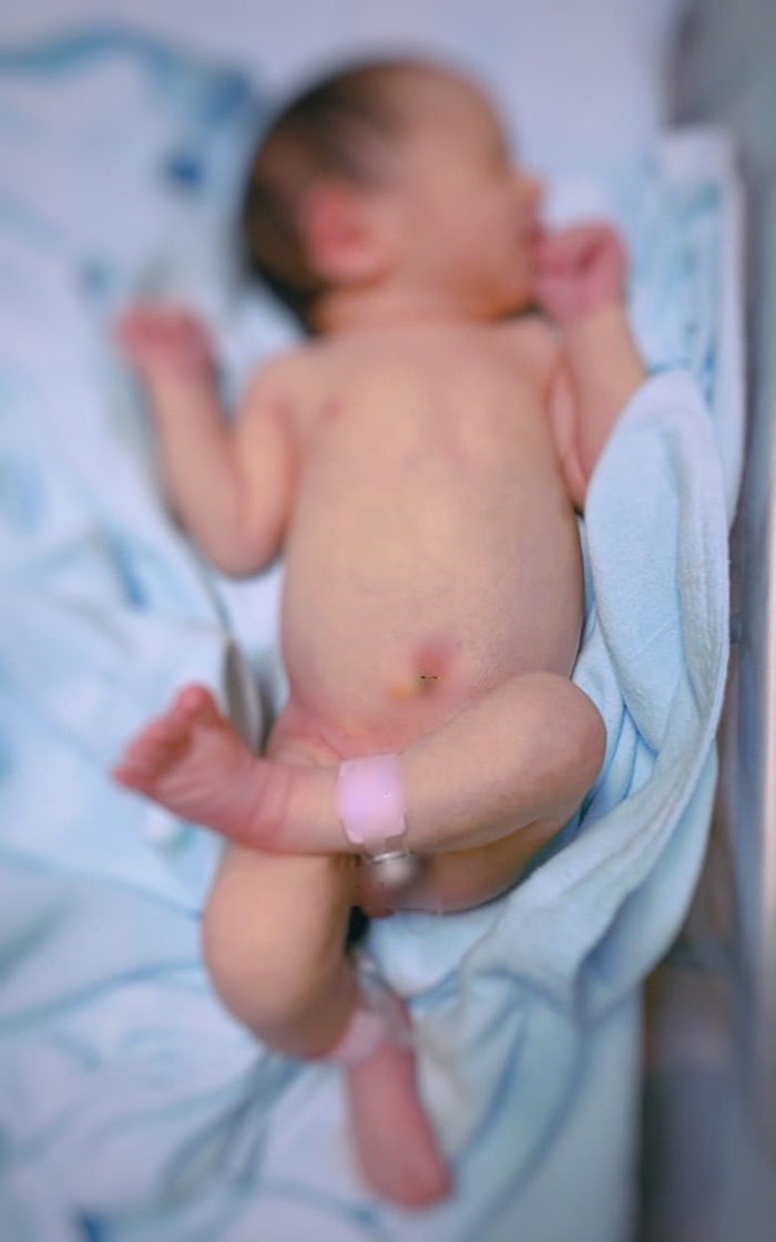 ทารกนอนไขว่ห้าง