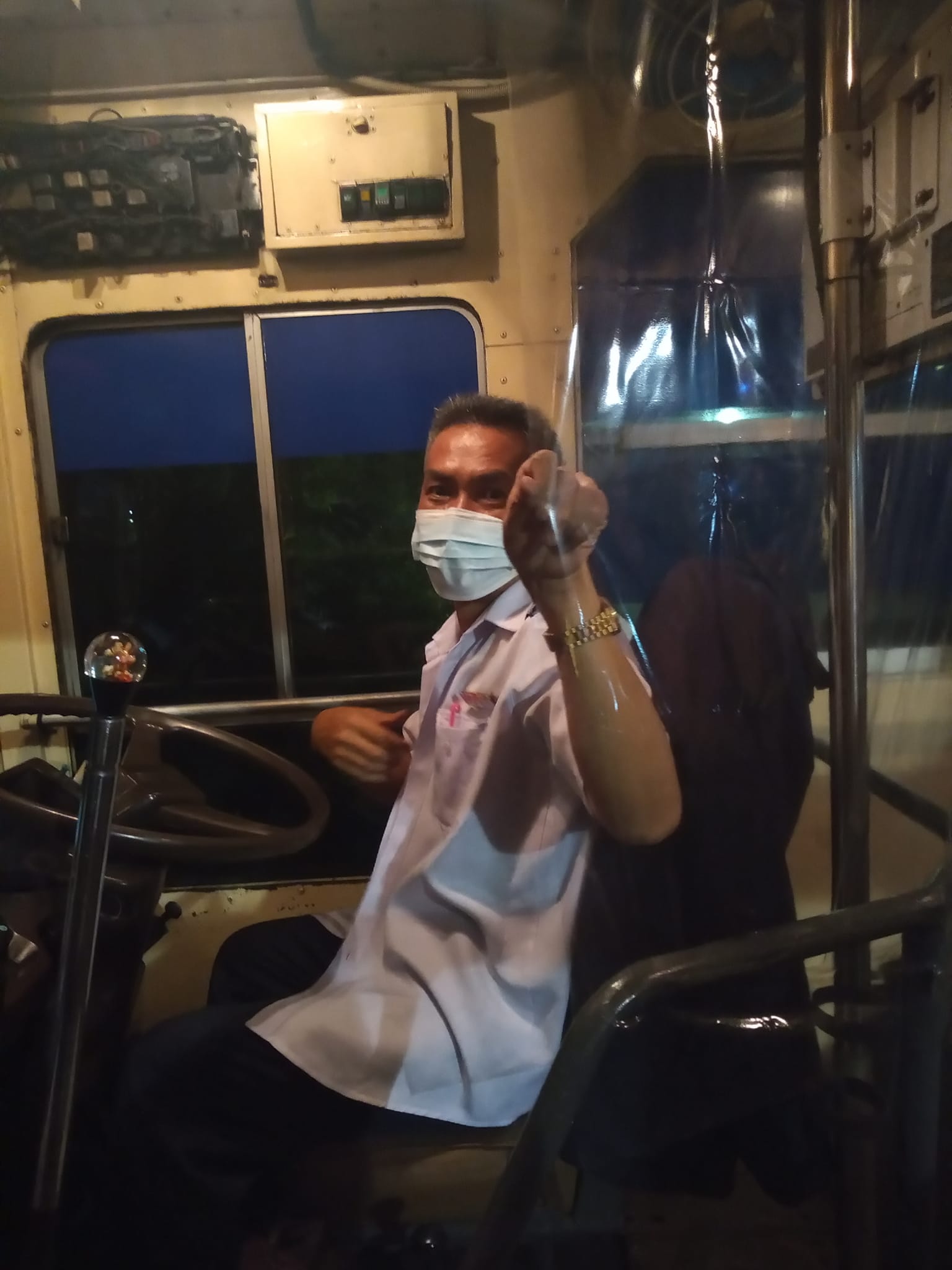 คนขับรถเมล์ ลงทุนซื้อแผ่นกั้นกันโควิด