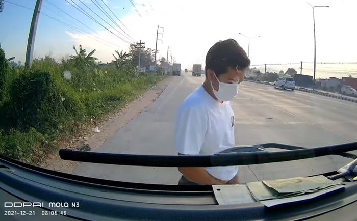 จอดฉี่ข้างทาง หวิดโดนรถชน