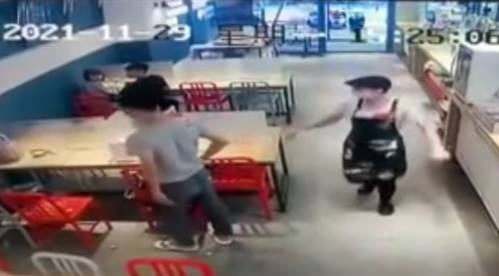 หนุ่มจับหัวแฟนจุ่มหม้อต้มซุป