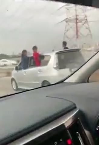 คลิปเด็กเปิดกระจกรถนั่งรับลม