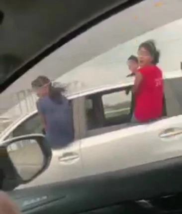 คลิปเด็กเปิดกระจกรถนั่งรับลม