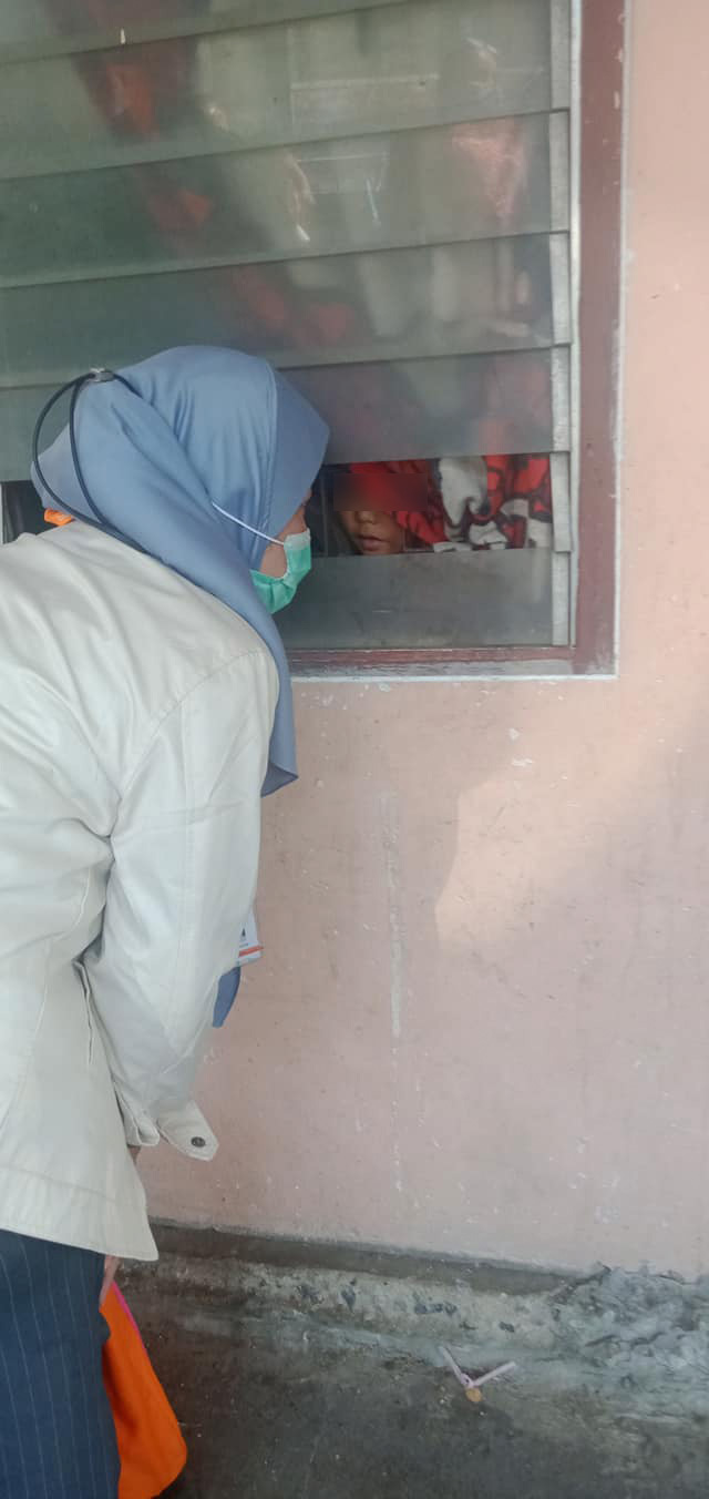 แม่ขังลูกในห้อง