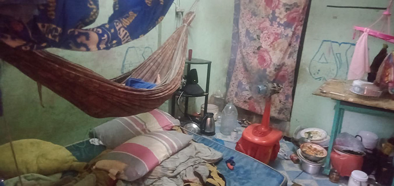 แม่ขังลูกในห้อง