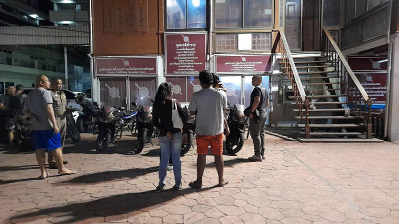 แม่ขังลูกในห้อง