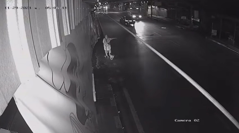 แท็กซี่ปาดหน้ามอเตอร์ไซค์ ชนยาย