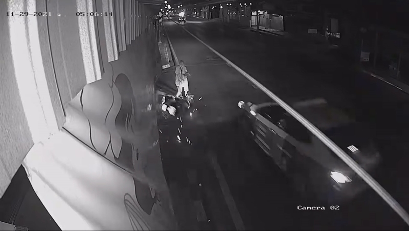 แท็กซี่ปาดหน้ามอเตอร์ไซค์ ชนยาย