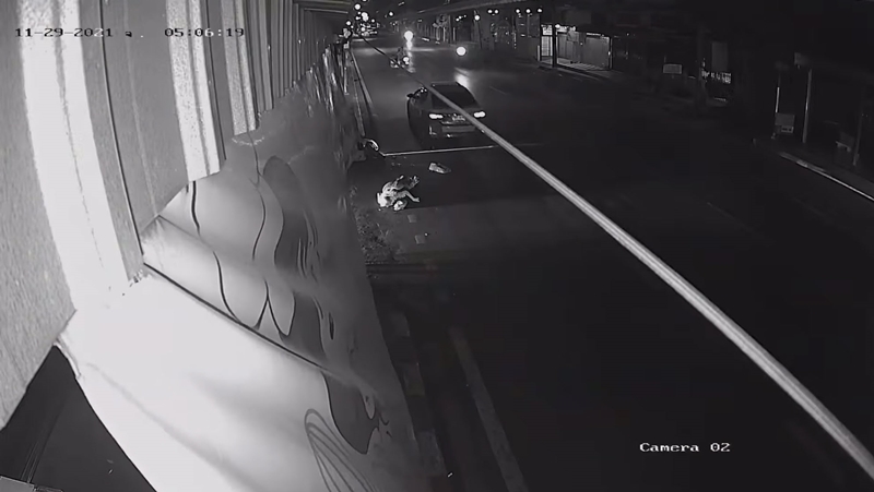 แท็กซี่ปาดหน้ามอเตอร์ไซค์ ชนยาย