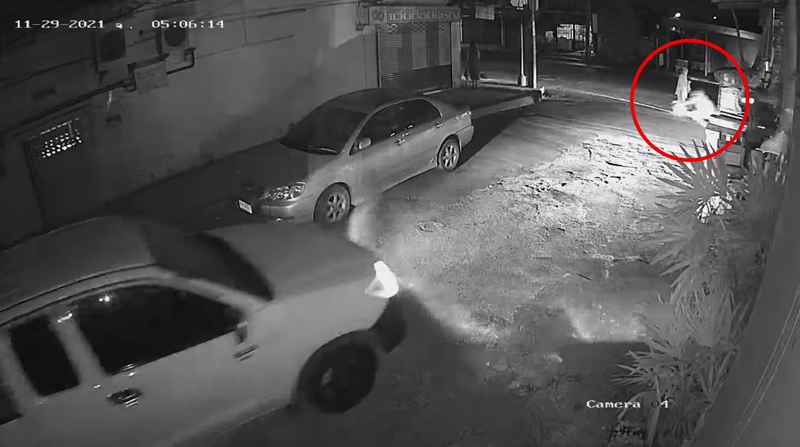 แท็กซี่ปาดหน้ามอเตอร์ไซค์ ชนยาย