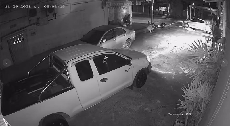 แท็กซี่ปาดหน้ามอเตอร์ไซค์ ชนยาย