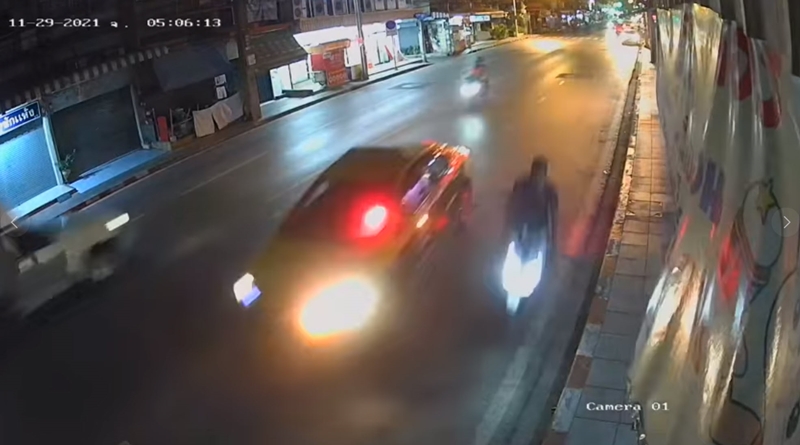 แท็กซี่ปาดหน้ามอเตอร์ไซค์ ชนยาย