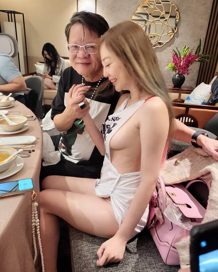 สาวแซ่บโชว์ภาพกุมมือกับดารารุ่นใหญ่ 