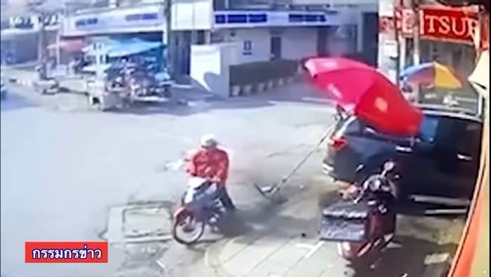 ขับรถชนผัวเมียขายหมูปิ้งตาย