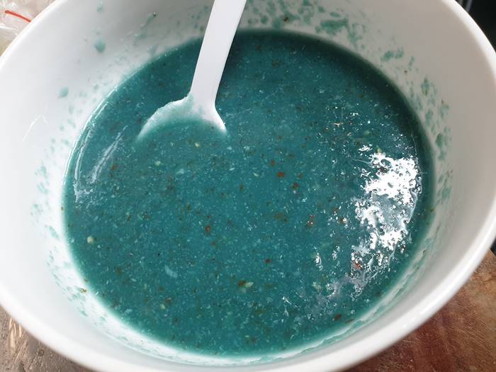 น้ำจิ้มขาหมูเป็นสีฟ้า